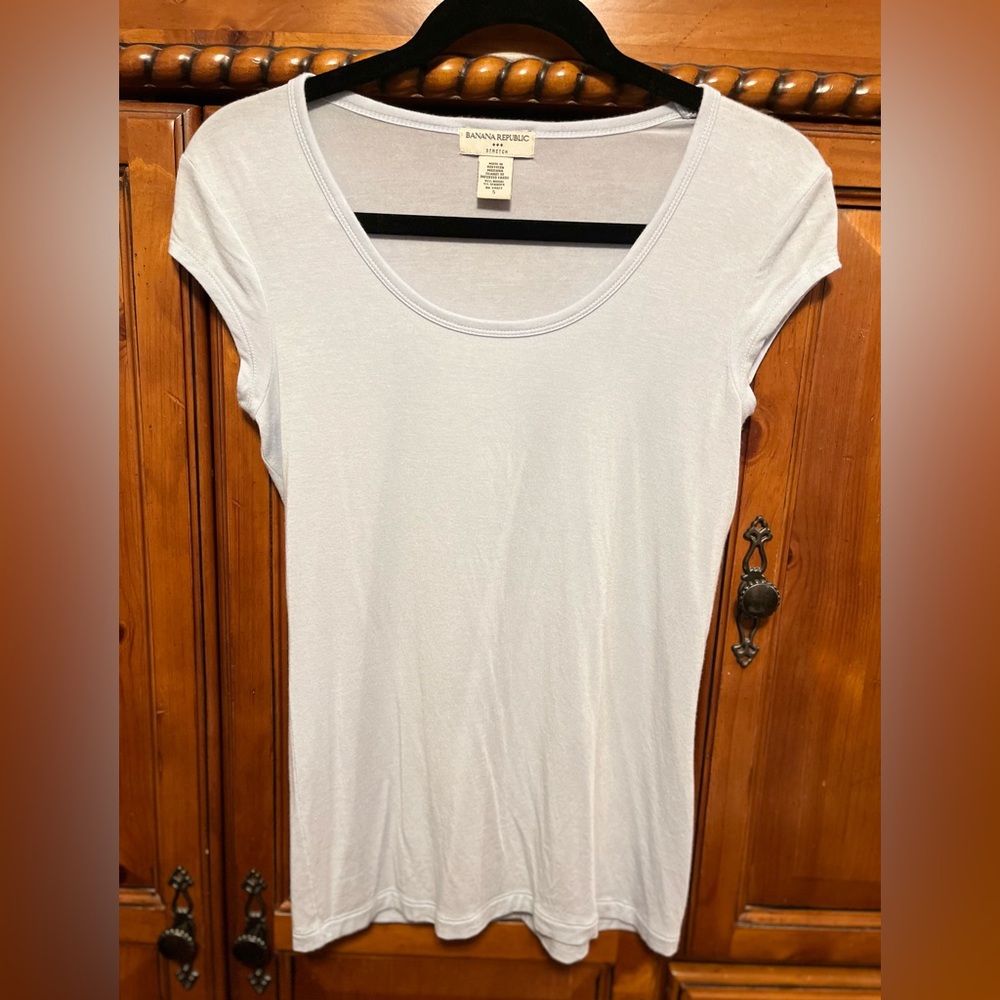 🌺Banana Republic Women’s Light Blue Stretchy Scoop Neck Shirt Size S EUC.